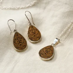 Carved Gourd Teardrop Pendant Necklace