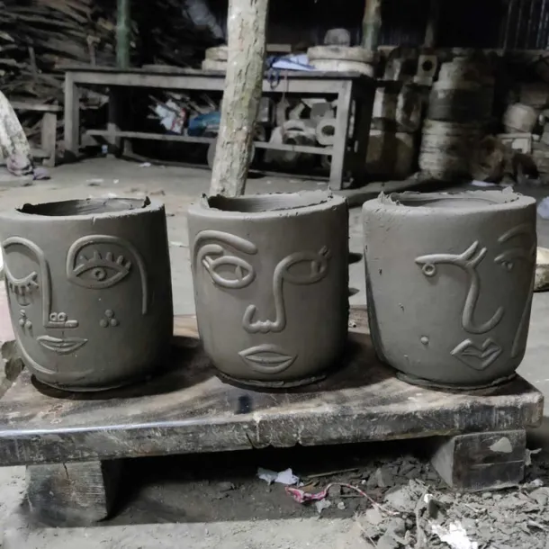 Full Lashes Terracotta Face Planter