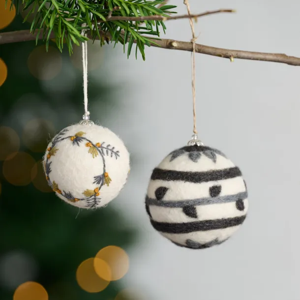 Lovely Wreath Embroidered Felt Ball Ornament